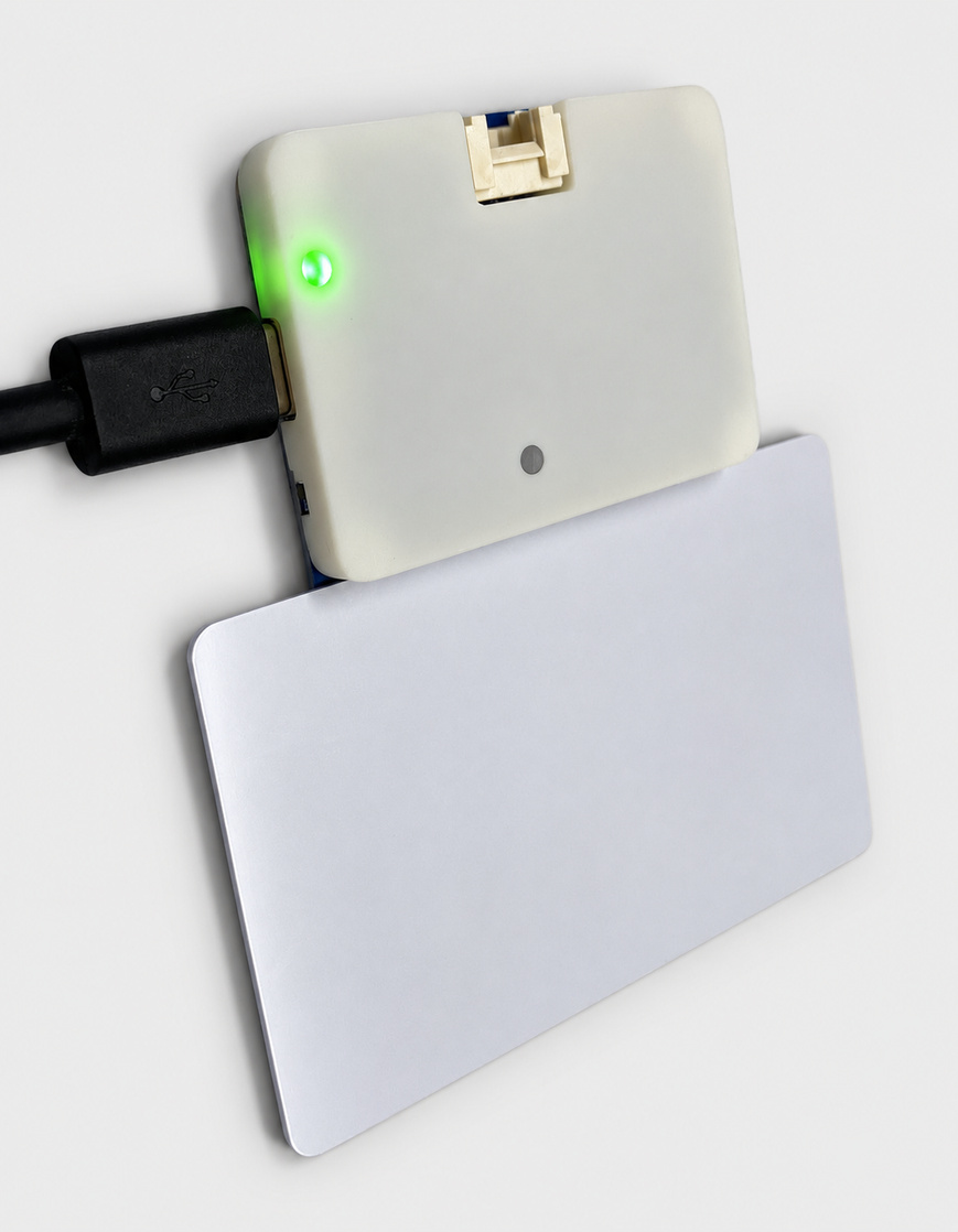 The physical reference card positioned on the analyzer.